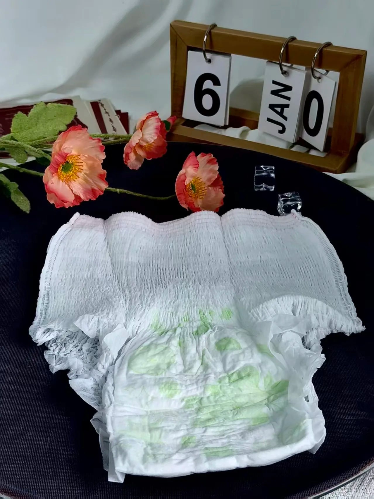 Women Wearing Ladies Panty Diaper Underwear Female Disposable Type Sanitary Napkins Pants Lady with Menstrual Pad Period